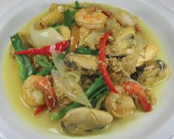 Mixed seafood with Thai curry powder 