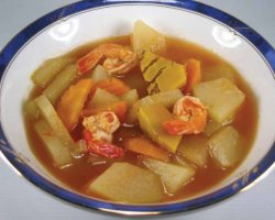 Sour vegetables and shrimp soup 
