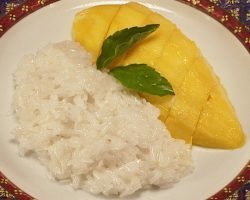 Sticky rice with mango